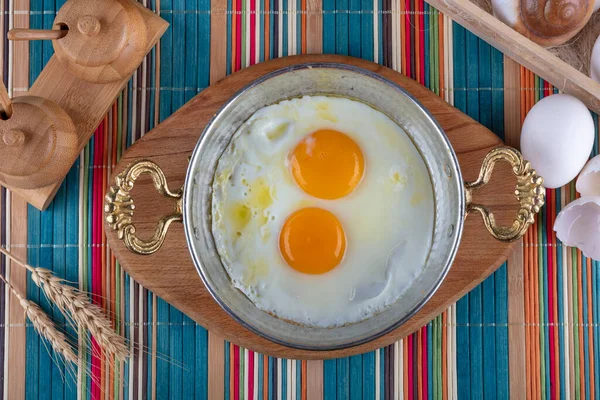 Türk kahvaltısı, bakır tarlasında Türk usulü göz yumurtası. Bakır tavada tereyağı ve yumurta.