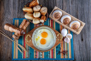 Türk kahvaltısı, bakır tarlasında Türk usulü göz yumurtası. Bakır tavada tereyağı ve yumurta.