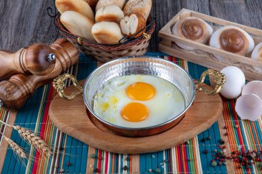 Türk kahvaltısı, bakır tarlasında Türk usulü göz yumurtası. Bakır tavada tereyağı ve yumurta.