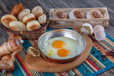 Türk kahvaltısı, bakır tarlasında Türk usulü göz yumurtası. Bakır tavada tereyağı ve yumurta.