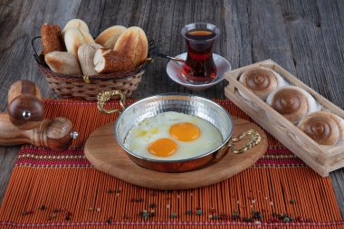 Türk kahvaltısı, bakır tarlasında Türk usulü göz yumurtası. Bakır tavada tereyağı ve yumurta.