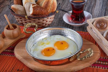 Türk kahvaltısı, bakır tarlasında Türk usulü göz yumurtası. Bakır tavada tereyağı ve yumurta.