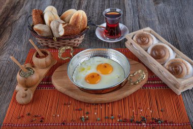 Türk kahvaltısı, bakır tarlasında Türk usulü göz yumurtası. Bakır tavada tereyağı ve yumurta.