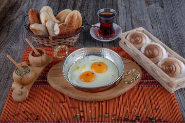 Türk kahvaltısı, bakır tarlasında Türk usulü göz yumurtası. Bakır tavada tereyağı ve yumurta.