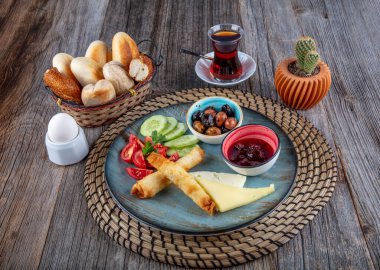Geleneksel Türk kahvaltı tabağı gri ahşap masa, üst manzara. Parlak sabahlarda sağlıklı Türk kahvaltısı; metin için boşluk kopyala.