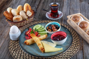 Geleneksel Türk kahvaltı tabağı gri ahşap masa, üst manzara. Parlak sabahlarda sağlıklı Türk kahvaltısı; metin için boşluk kopyala.