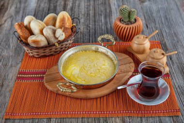 Muhlama, peynirli mısır lapası. Türk mutfağı. Kuymak - Guymak - Yaglas.