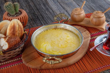 Muhlama, peynirli mısır lapası. Türk mutfağı. Kuymak - Guymak - Yaglas.