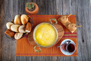 Muhlama, peynirli mısır lapası. Türk mutfağı. Kuymak - Guymak - Yaglas.