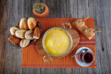 Muhlama, peynirli mısır lapası. Türk mutfağı. Kuymak - Guymak - Yaglas.