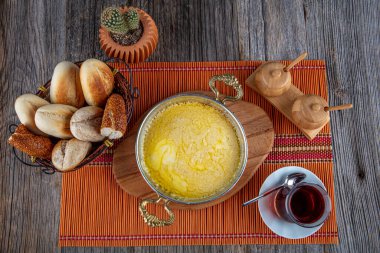 Muhlama, peynirli mısır lapası. Türk mutfağı. Kuymak - Guymak - Yaglas.