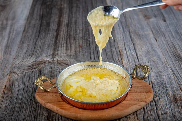 Muhlama, peynirli mısır lapası. Türk mutfağı. Kuymak - Guymak - Yaglas.