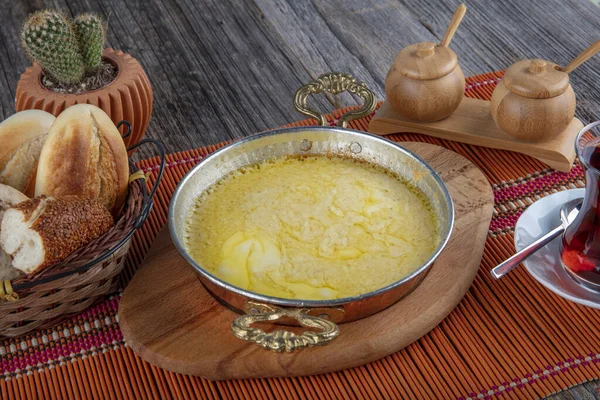 Muhlama, peynirli mısır lapası. Türk mutfağı. Kuymak - Guymak - Yaglas.