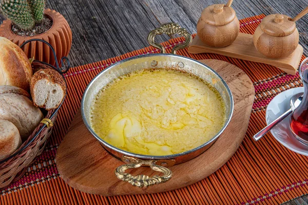 Muhlama, peynirli mısır lapası. Türk mutfağı. Kuymak - Guymak - Yaglas.