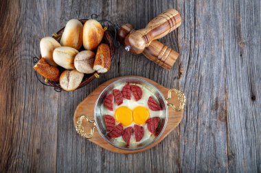 Sosisli sahanda yumurta, sosisli yumurta, omlet sosisi. Türk adı: Sucuklu Yumurta..