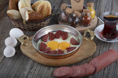 Sosisli sahanda yumurta, sosisli yumurta, omlet sosisi. Türk adı: Sucuklu Yumurta..