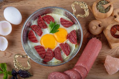Sosisli sahanda yumurta, sosisli yumurta, omlet sosisi. Türk adı: Sucuklu Yumurta..