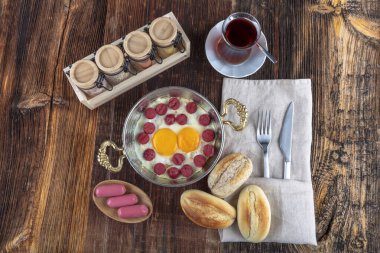 Bakır tavada sosisli yumurta. Lezzetli yumurta ve sosisli kızartma tavası.