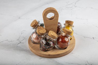 Mutfak gereçleri baharatlar biber bitkileri. Cam şişelerde farklı baharatlar bulunan eski ahşap bir raf. Görüntü saf beyaz arkaplan üzerinde