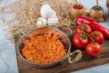 Menemen Türk kahvaltısı. Geleneksel Türk yemek menüleri yumurta ve domateslerle yapılıyor..