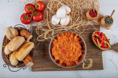 Menemen Türk kahvaltısı. Geleneksel Türk yemek menüleri yumurta ve domateslerle yapılıyor..
