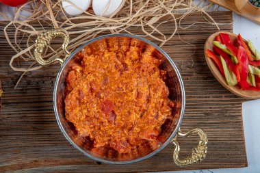 Menemen Türk kahvaltısı. Geleneksel Türk yemek menüleri yumurta ve domateslerle yapılıyor..