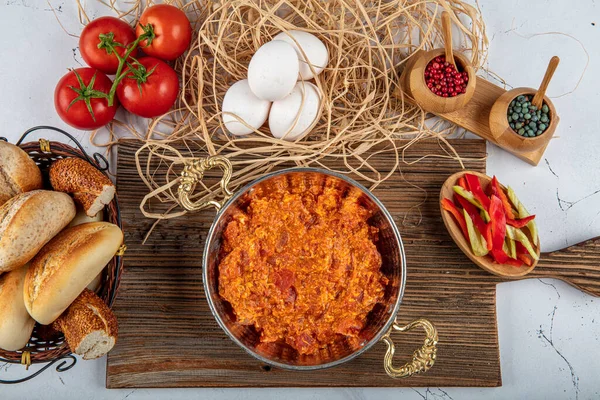 Menemen Türk kahvaltısı. Geleneksel Türk yemek menüleri yumurta ve domateslerle yapılıyor..