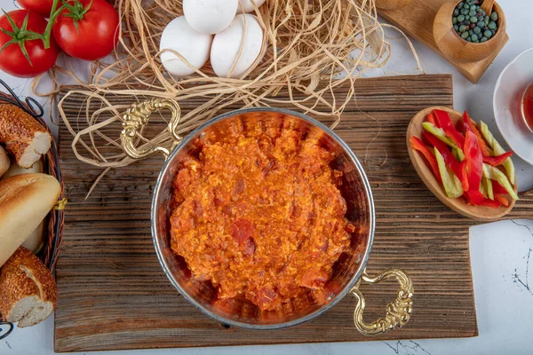 Menemen Türk kahvaltısı. Geleneksel Türk yemek menüleri yumurta ve domateslerle yapılıyor..