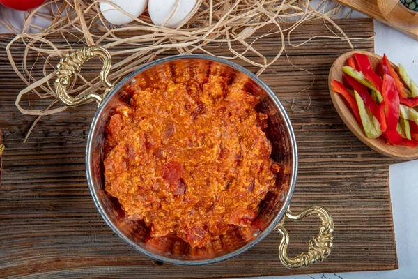 Menemen Türk kahvaltısı. Geleneksel Türk yemek menüleri yumurta ve domateslerle yapılıyor..