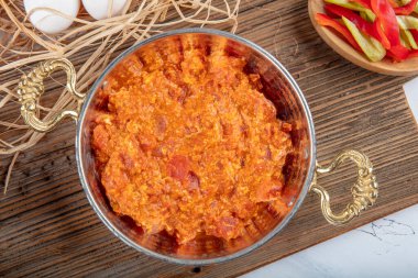 Menemen Türk kahvaltısı. Geleneksel Türk yemek menüleri yumurta ve domateslerle yapılıyor..