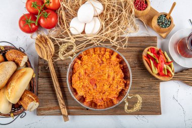 Menemen Türk kahvaltısı. Geleneksel Türk yemek menüleri yumurta ve domateslerle yapılıyor..