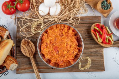Menemen Türk kahvaltısı. Geleneksel Türk yemek menüleri yumurta ve domateslerle yapılıyor..