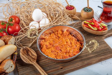 Menemen Türk kahvaltısı. Geleneksel Türk yemek menüleri yumurta ve domateslerle yapılıyor..