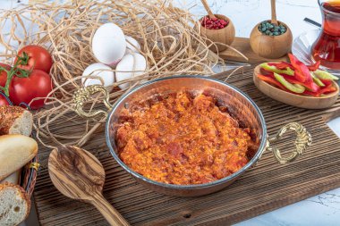 Menemen Türk kahvaltısı. Geleneksel Türk yemek menüleri yumurta ve domateslerle yapılıyor..