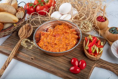 Menemen Türk kahvaltısı. Geleneksel Türk yemek menüleri yumurta ve domateslerle yapılıyor..