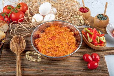 Menemen Türk kahvaltısı. Geleneksel Türk yemek menüleri yumurta ve domateslerle yapılıyor..