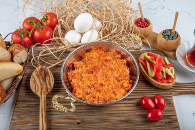 Menemen Türk kahvaltısı. Geleneksel Türk yemek menüleri yumurta ve domateslerle yapılıyor..