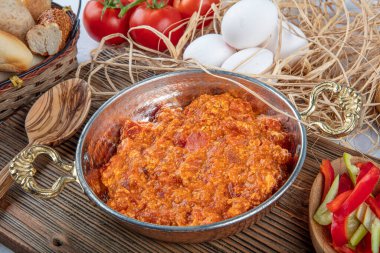 Menemen Türk kahvaltısı. Geleneksel Türk yemek menüleri yumurta ve domateslerle yapılıyor..