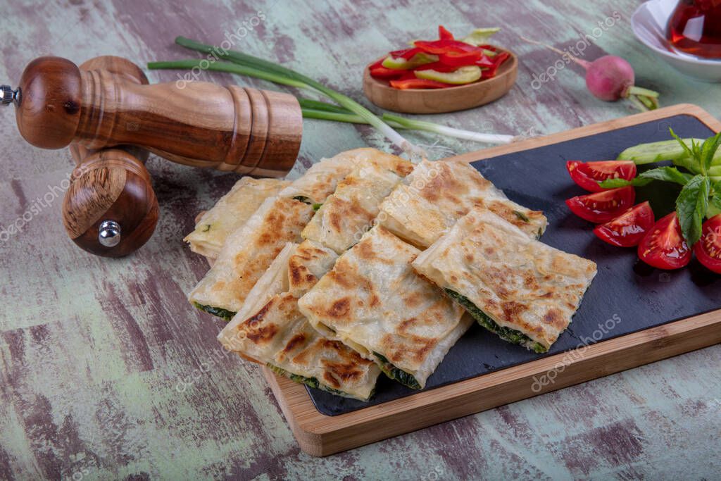 Tortillas turcas reci n horneadas Gozleme con espinacas en una tabla de madera y con t turco