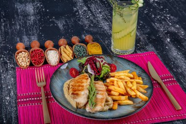 Izgara tavuk göğsü. Kızarmış tavuk fileto ve taze sebze salatası domates, salatalık ve roka yaprakları. Salatalı tavuk eti. Sağlıklı yiyecekler. Düz yatıyordu. Üst Manzara. Koyu arkaplan