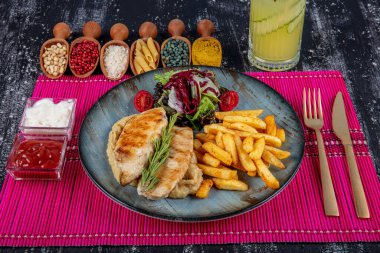 Izgara tavuk göğsü. Kızarmış tavuk fileto ve taze sebze salatası domates, salatalık ve roka yaprakları. Salatalı tavuk eti. Sağlıklı yiyecekler. Düz yatıyordu. Üst Manzara. Koyu arkaplan