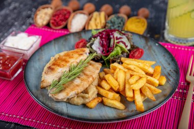 Izgara tavuk göğsü. Kızarmış tavuk fileto ve taze sebze salatası domates, salatalık ve roka yaprakları. Salatalı tavuk eti. Sağlıklı yiyecekler. Düz yatıyordu. Üst Manzara. Koyu arkaplan