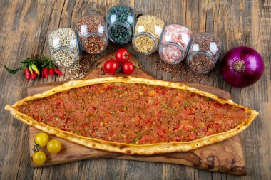 Kıymalı Türk pidesi, Kiymali Pide. Geleneksel Türk mutfağı. Etli Türk pizzası. Üst görünüm
