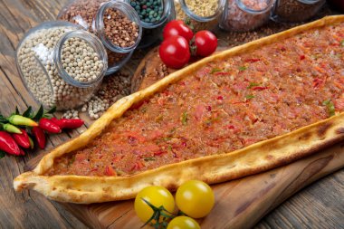 Kıymalı Türk pidesi, Kiymali Pide. Geleneksel Türk mutfağı. Etli Türk pizzası. Üst görünüm