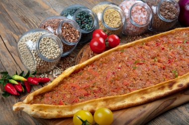 Kıymalı Türk pidesi, Kiymali Pide. Geleneksel Türk mutfağı. Etli Türk pizzası. Üst görünüm