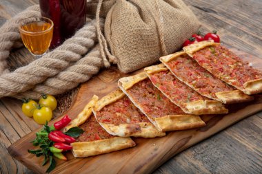 Kıymalı Türk pidesi, Kiymali Pide. Geleneksel Türk mutfağı. Etli Türk pizzası. Üst görünüm