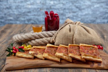 Kıymalı Türk pidesi, Kiymali Pide. Geleneksel Türk mutfağı. Etli Türk pizzası. Üst görünüm