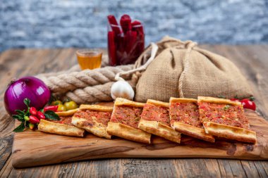 Kıymalı Türk pidesi, Kiymali Pide. Geleneksel Türk mutfağı. Etli Türk pizzası. Üst görünüm