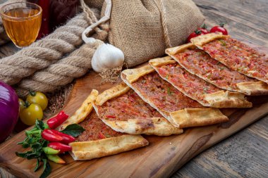 Kıymalı Türk pidesi, Kiymali Pide. Geleneksel Türk mutfağı. Etli Türk pizzası. Üst görünüm