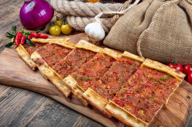 Kıymalı Türk pidesi, Kiymali Pide. Geleneksel Türk mutfağı. Etli Türk pizzası. Üst görünüm